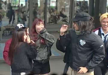 人気芸能人が大学に変装して登場、学生たちが悲鳴！「わあああ」学内騒然「バレ始めた」
