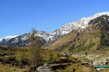 「なぜ、こんなところに？」山道で大渋滞。原因は“きれいな空気”を求めた観光か→大気汚染に懸念の声