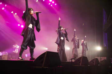 ExWHYZ、DONGROSSOとともに「DON’T CRY」を完全体パフォーマンス。3周年締めくくりライブ完遂