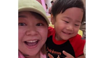 やしろ優 3歳息子が“めっちゃそっくり”と反響！プレゼント手にしたうれしさ爆発のくしゃっと笑顔ショットを披露し「可愛い過ぎてリピート」