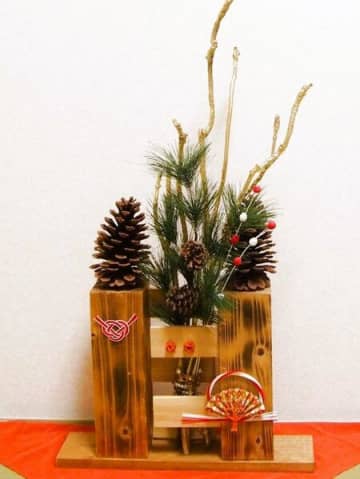 横幅が自在の「お正月アーティフィッシャル飾り」です～