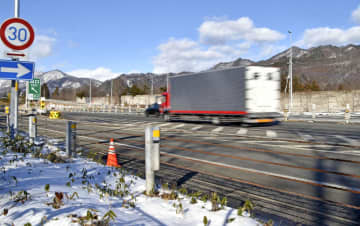 関越道、通行止め全て解除　多重事故後41時間ぶり
