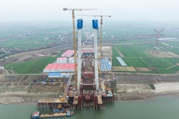 荊州李埠長江大橋の建設進む　中国湖北省