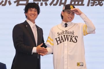 衝撃の激似にファン騒然　鷹に加わった台湾の至宝、宿敵球団の人気者に「そっくり」