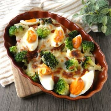 簡単時短でボリュームたっぷり！「厚揚げとブロッコリーのグラタン」