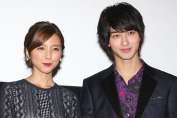 ｢すっかり恒例の?!｣柴崎岳＆真野恵里菜夫妻が“偶然のペアルック”家族ショット公開！｢とてもhappyな気持ちになれます｣｢まのさん綺麗だぁ｣