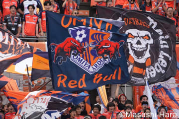 ｢2代目ボビー・オロゴン｣大宮所属ナイジェリア出身関西弁ストライカーの納車＆食事会｢車を買う。寿司を食べる｣動画が大爆笑！｢絶対サンデー選手のことを好きになる｣