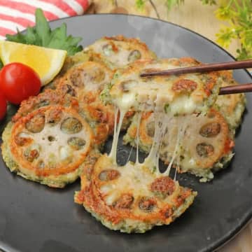 【れんこんはこうやって食べてみな】「簡単なのに飛ぶほどウマい」「箸が止まらん」挟んで焼くだけのおかずレシピ