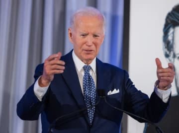 バイデン氏、クリスマスに家族ショットを公開も…あれ、いない？→「真ん中じゃないの？」「元気そう」