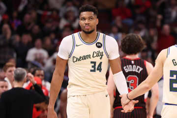 ヤニスがNBAの“不文律”を破り乱闘発生。本人は「チームが目覚めるならそれでいい」「命懸けで戦ってる」と意図を説明＜DUNKSHOOT＞