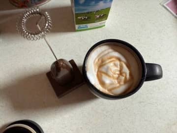 【ダイソー】一瞬でふわふわの泡が完成！家でもお店みたいなカフェタイムができるカプチーノミキサー