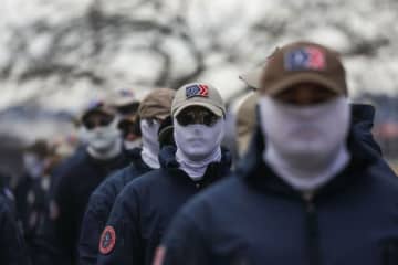 ありふれた風景に潜む白人至上主義者の団体、活動拠点の内側に迫る　米テネシー州＜上＞