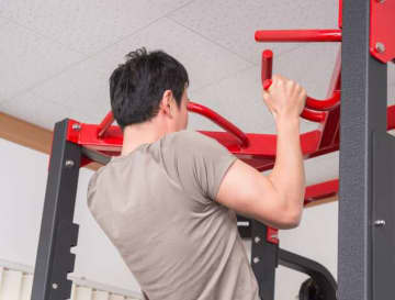 1回だけでもキツイ！手幅を広げた「懸垂（チンニング）」で広背筋を鍛える