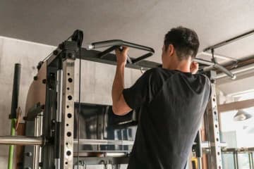 懸垂（チンニング）が1回もできない！やり方のコツは？トレーナー解説