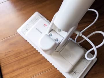 汚れ落ちケタ違い！立ったまま窓も網戸も床もキレイに「電動フロアワイパー」で掃除してみた