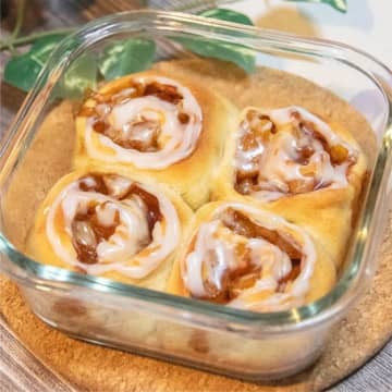 【りんごを買ったら作ってみて！】「パン屋さんのみたい！」ヘラでこねるだけだから超簡単！りんごのシナモンロールレシピ