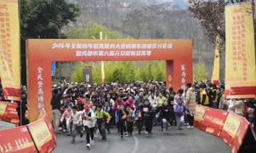 高い所に登って新年の健康祈願　中国・成都