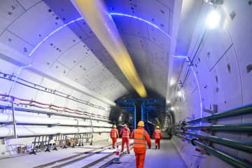 南京地下鉄4号線、2期工事の長江トンネルが貫通