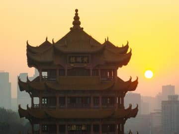 朝日に照らされた黄鶴楼　中国湖北省