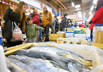 年の瀬、市場にぎわう　茨城・水戸