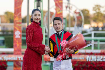 【有馬記念】長澤まさみがプレゼンターとして登場…中央競馬の総決算を彩る