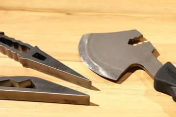 「薪割り」から楽しみたい「焚き火」に、ユニークな「斧＆クサビ」　ショップ店員に聞く