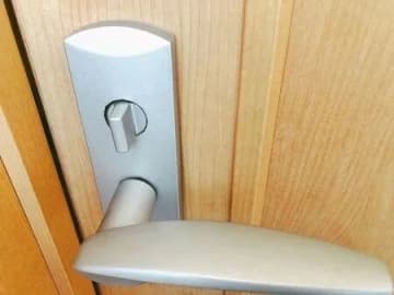 トイレのドアが開かない！！そんな時はこうすれば脱出成功♪知っておくと安心です