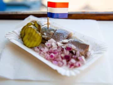 オランダの名物ローカルフード「ブローチェ・ハーリング」とは？旅人・低橋さんが食べ歩く世界の魚サンド【世界思い出旅ごはん おかわり】