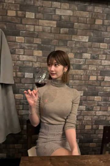 瀧山あかねアナ、ミニスカ冬コーデに「サイバーエージェント絶対領域」の声　ぴったりニットも「エレガント」