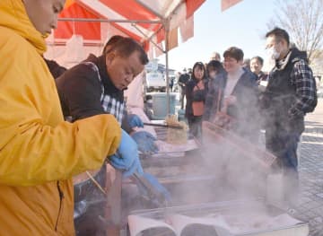 漁師市、買い物客にぎわう　黄金ナマズバーガー販売　茨城・行方
