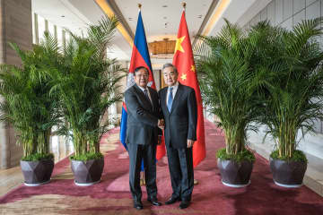王毅氏、カンボジア副首相兼外相と会談