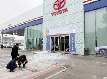 トヨタ販売店前で男が体にくくりつけた爆薬を爆発させて死亡、4人けが―中国