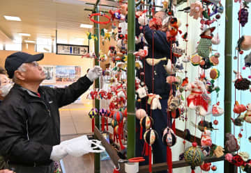 幸せ呼ぶつるし雛　水戸駅改札内に展示　茨城