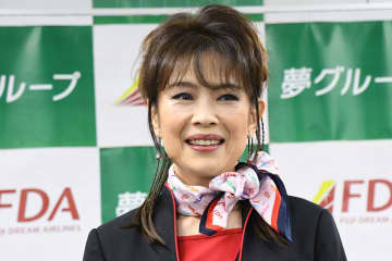 「私、高年齢扱い？」64歳歌手、新幹線内での親切にマイナス思考「荷物あげましょうか？って」