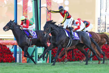 【有馬記念】「レースを支配した」C.デムーロの“神騎乗”ジョッキーカメラ　レガレイラ＆ルメールもお手上げ「バックミラーついてる？」