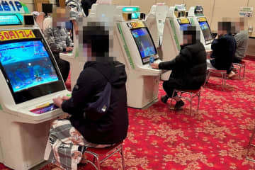 朝8時の温泉旅館、宴会場で『スト2』興じる光景が話題　30年前の「1冊の同人誌」がきっかけだった