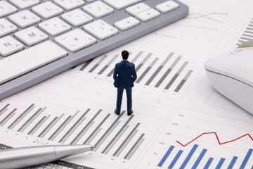 「大企業の課長」vs「国家公務員行政職の課長」、年収が高いのはどっち？ 高年収職種ランキングも紹介