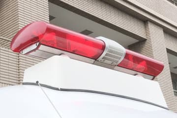 男性死亡…バックしてきた車にはねられる　午前10時半過ぎ、駐車場のゲートバーに接触した車　バックしたところ後方にいた男性をはねる
