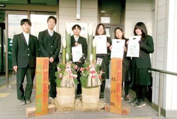 町役場と駅構内に門松展示　埼玉・杉戸　高校生有志が2対の門松を制作