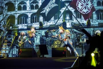 聖飢魔II vs BABYMETAL、奇跡のジョイントギグWOWOWで放送 感動の2日目ライヴ・レポート公開