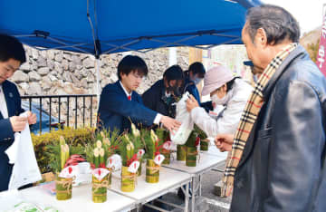 高校生がミニ門松　正月に向けて製作、有料道路の休憩所で配布　4月に統合される皆野高校、今回が最後に