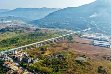 西渝高速鉄道・趙家普里河特大橋の接合完了　中国・重慶市