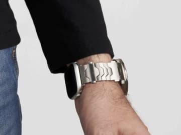 外見はロレックス、裏返すとApple Watch　異色の時計バンドが登場　富裕層に訴求