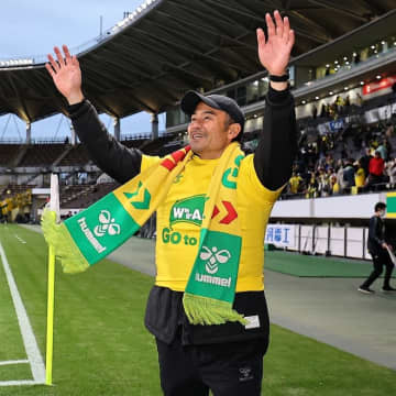 真っ黄色のフクアリでまた会おう！ 47歳指揮官の契約更新にファン歓喜「他の監督は考えられない」「最大の補強かも知れない」