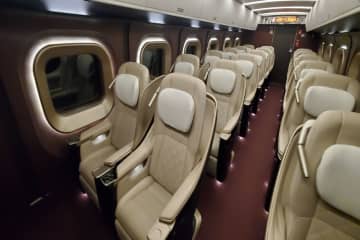 年末は「東京→仙台」へ帰省ですが、夫が「グランクラスに乗ってみたい」とのこと…料金に「プラス1万円」払ってまで乗る価値はありますか？“グリーン車”でも十分じゃないでしょうか？