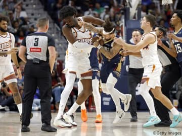 試合中に乱闘となったペリカンズのアルバラード、サンズのウィリアムズへ出場停止処分