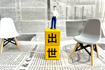 残業代が出る「係長」vs残業代が出ない「課長」、年収が高いのはどっち？ 「大企業係長」と「中小企業課長」の年収も比較