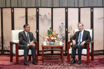 中国の王毅外交部長、カンボジアのプラック・ソコン副首相兼外相と会談