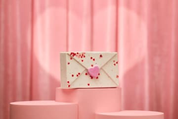 ラッシュ26年バレンタイン - “ハートレター型”バスボム＆苺マカロンのバブルバー、白鳥ソープなど