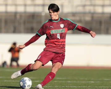 「ゴラッソ過ぎる」「エグい」ほぼピッチ中央から。尚志DFの衝撃ロングシュート弾に反響！「あそこから決めてくるのすごいわ」【選手権】